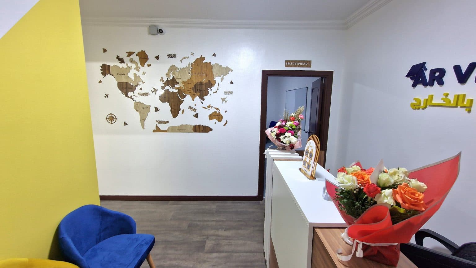Bureaux Arvisaok à Tanger — espace d'accueil avec carte du monde murale